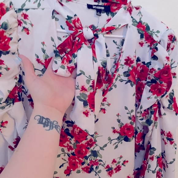 Long sleeve top w/ ruffle sleeve and bow - Picture 2 of 7